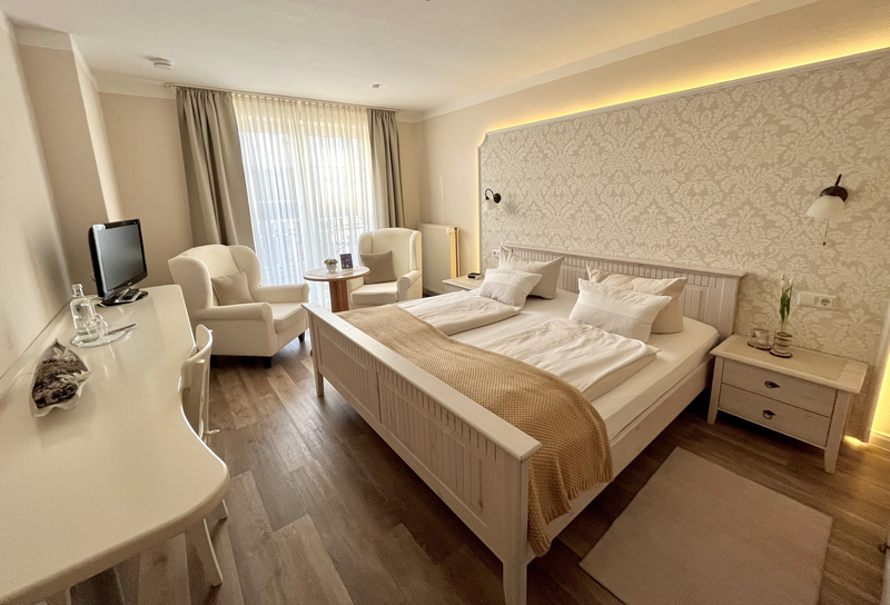 Zimmer 11 | Doppelzimmer Standard im Haupthaus – 1. Etage mit Balkon