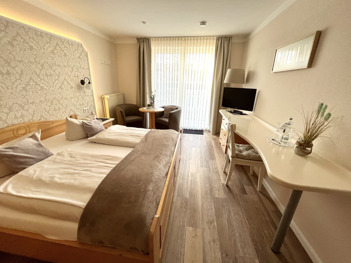 Zimmer 12 | Doppelzimmer Standard im Haupthaus – 1. Etage mit Balkon