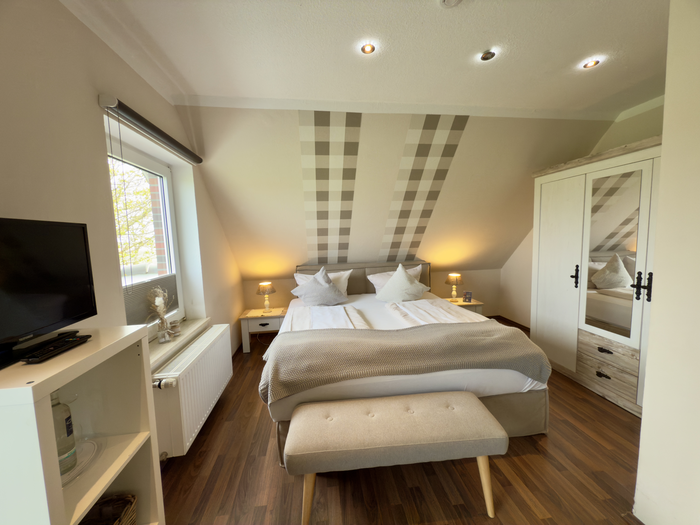 Zimmer 24 | Doppelzimmer Standard im Gästehaus – 1. Etage mit Balkon