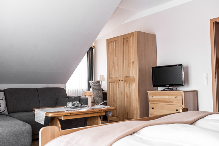 Zimmer 5 | Apartment Standard im Gästehaus – 1. Etage mit Balkon