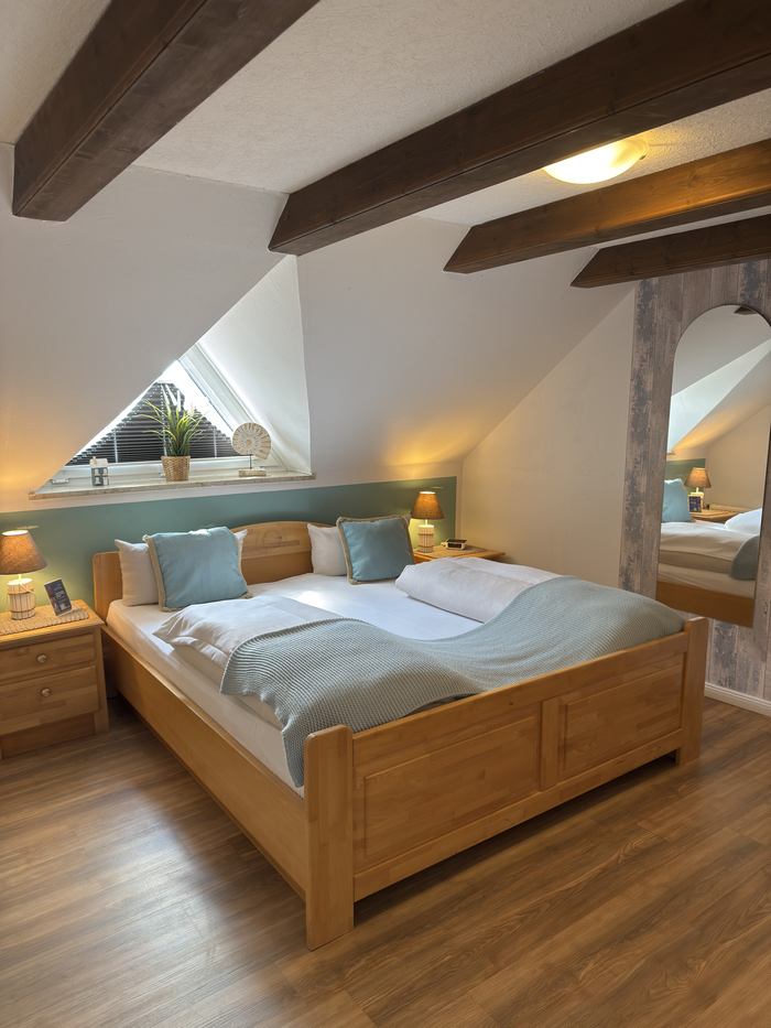 Zimmer 9 | Doppelzimmer Sparer im Haupthaus – 2. Etage (über Treppe) ohne Balkon